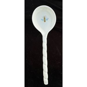 Rare MWW Market Embossed Bumble Bee White Basket Collection Soup Ladle -A29